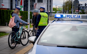Policjanci ruchu drogowego podczas działań na drodze