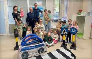 Policjanci w trakcie zajęć z dziećmi.