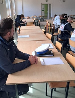 Uczniowie i policjanci podczas turnieju.