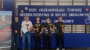 Uczniowie i policjanci podczas turnieju.