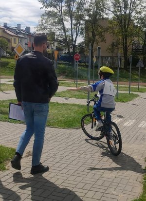 Uczniowie i policjanci podczas turnieju.