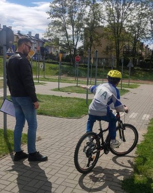 Uczniowie i policjanci podczas turnieju.