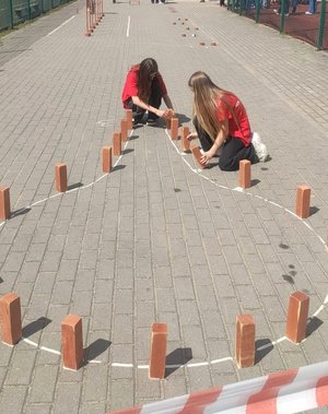 Uczniowie i policjanci podczas turnieju.