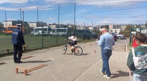 Uczniowie i policjanci podczas turnieju.