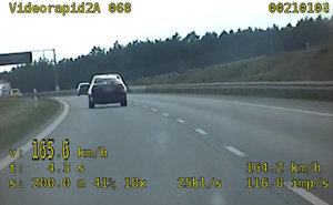 samochód przekraczający prędkość nagrany wideorejestatorem