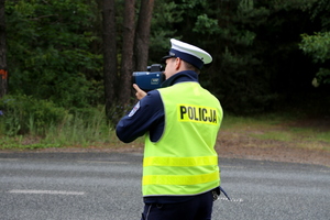 policjant mierzy prędkość miernikiem prędkości