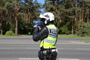 Policjant mierzący prędkość pojazdów