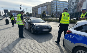 Funkcjonariusze kontrolują przewoźników taxi na aplikację.