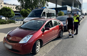 Funkcjonariusze kontrolują przewoźników taxi na aplikację.