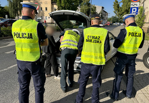 Funkcjonariusze kontrolują przewoźników taxi na aplikację.