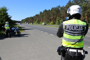 policjant kontrolujący prędkość pojazdów