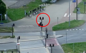 rowerzysta popełniający wykroczenie