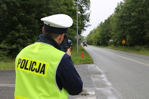 policjant mierzący prędkość pojazdów