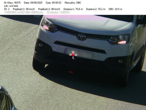 pojazdy, które nie zachowały bezpiecznego odstępu od poprzedzającego pojazdu