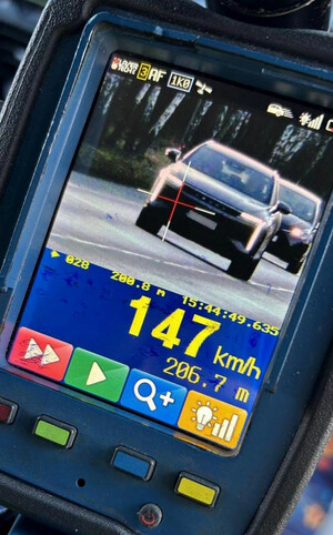 auto podczas kontroli prędkości