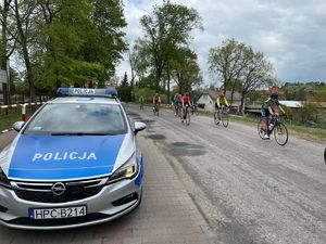 Policjanci zabezpieczający wyścig kolarski