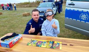 Policjant z uczestnikiem festynu
