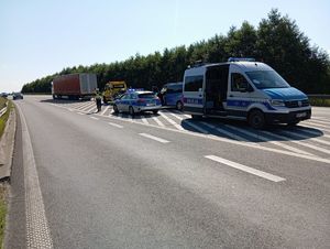 policjanci na A1 w trakcie czynności z kierowcami