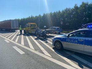 policjanci na A1 w trakcie czynności z kierowcami