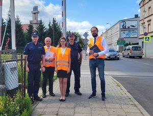 uczestnicy akcji przy przejeździe kolejowym