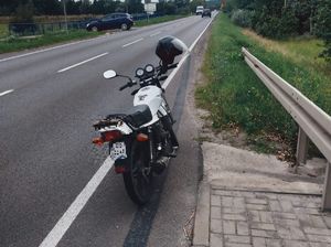 motorower stojący przy krawędzi jezdni