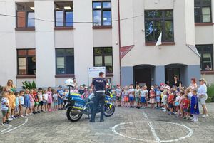 policjant w trakcie prelekcji na temat bezpieczeństwa