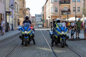 motocykliści czekający na wznowienie biegu