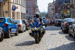 policjant na motocyklu na czele biegu