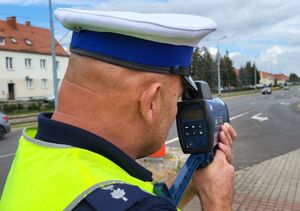 policjant drogówki mierzący prędkość