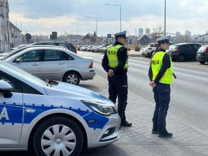 policjanci na punkcie kontroli