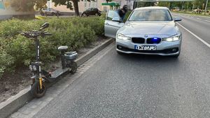 hulajnoga stojąca przed radiowozem