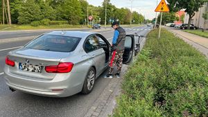 mężczyzna w trakcie rozmowy z policjantami