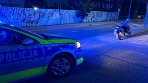 kontrolowany motorower stojący na chodniku przed radiowozem