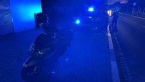 kontrolowany motorower stojący na chodniku przed radiowozem