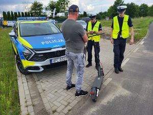 policjanci w trakcie legitymowania użytkownika hulajnogi elektrycznej