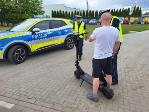 policjanci w trakcie legitymowania użytkownika hulajnogi elektrycznej