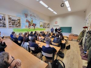 Policjant z kadrą szkoły na spotkaniu z uczniami