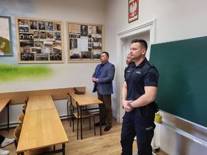 policjant z Dyrektorem szkoły w trakcie wykładu