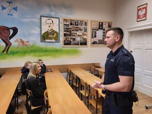 policjant w trakcie wykładu