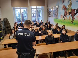 policjant w trakcie wykładu