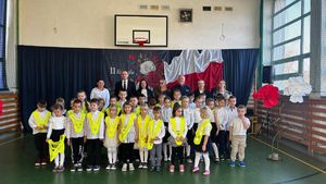 dzieci z przedstawicielami samorządu i policjantem