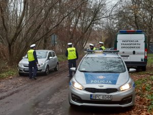 kontrola pojazdu osobowego. Radiowozy ITD i Policji