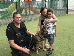 Dzieci zapoznają się z psami policyjnymi