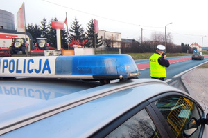policjanci kontrolujący pojazdy i prędkość