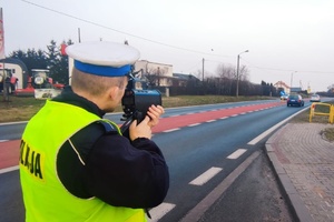 policjanci kontrolujący pojazdy i prędkość