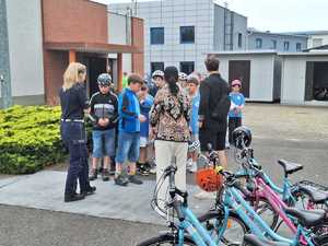 Policjantka prowadzi egzamin na kartę rowerową