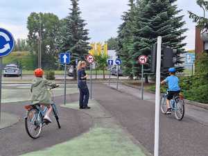 Policjantka prowadzi egzamin na kartę rowerową