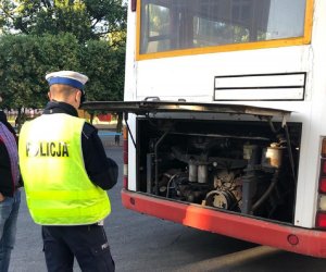 Policjant podczas kontroli autobusów szkolnych zgodnie z treścią komunikatu