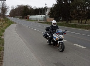 Policjant podczas patrolu drogowego z wykorzystaniem motocykla