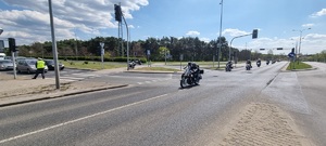 Policjanci ruchu drogowego podczas zabezpieczenia przejazdu motocykli